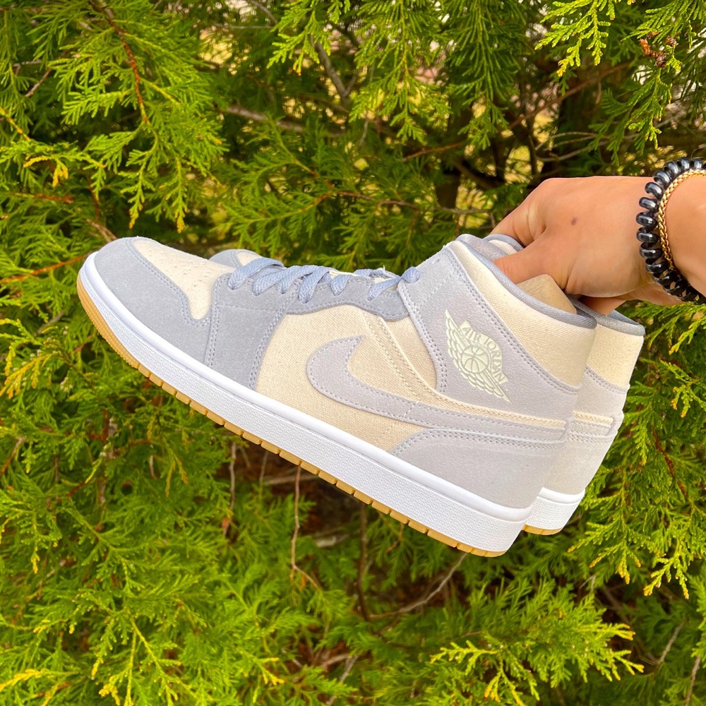 AIR JORDAN 1 MID COCONUT MILK. BRAND NEW SZ 9.5M. COMES WITH BOX & SAME DAY SHIP